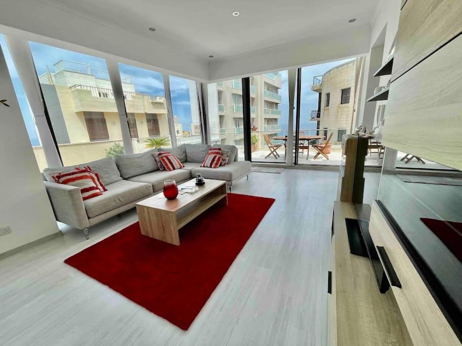 Sea View Penthouse In Tas-sliema Sliema