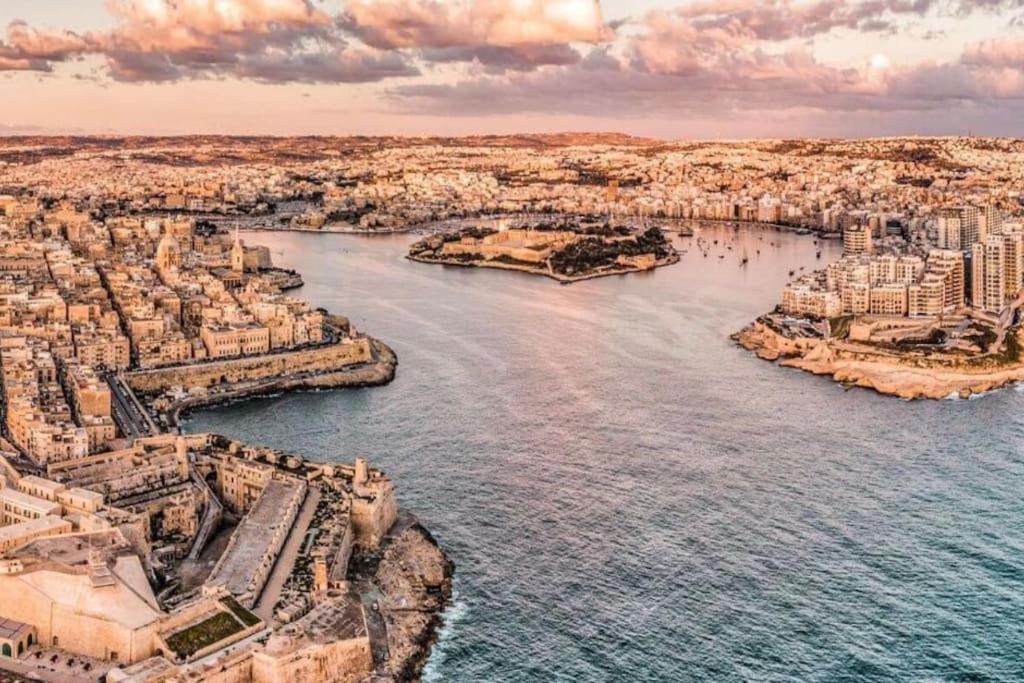 Sea View Penthouse In Tas-sliema Apartment